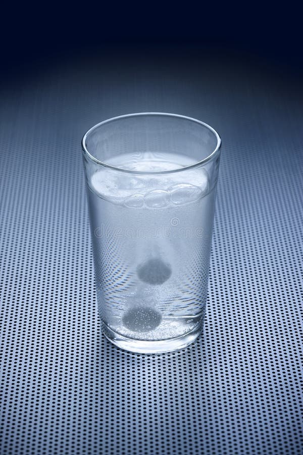 Agua de cristal antiácida de la aspirina fotografía de archivo libre de regalías Agua de cristal antiácida de la aspirina fotografía de archivo libre de regalías