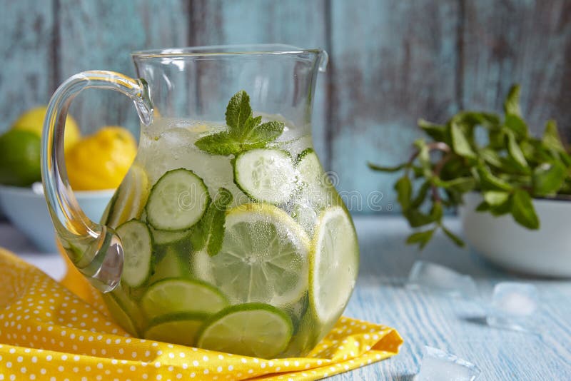 Agua De La Fruta En La Jarra De Cristal Foto de archivo - Imagen