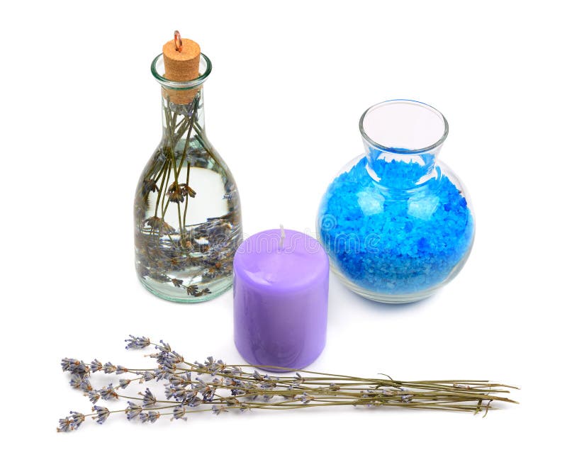 Agua de lavanda, sal y vela aromática fotos de archivo libres de regalías Agua de lavanda, sal y vela aromática fotos de archivo libres de regalías