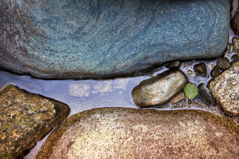 Agua de superficie entre las piedras imagenes de archivo Agua de superficie entre las piedras imagenes de archivo