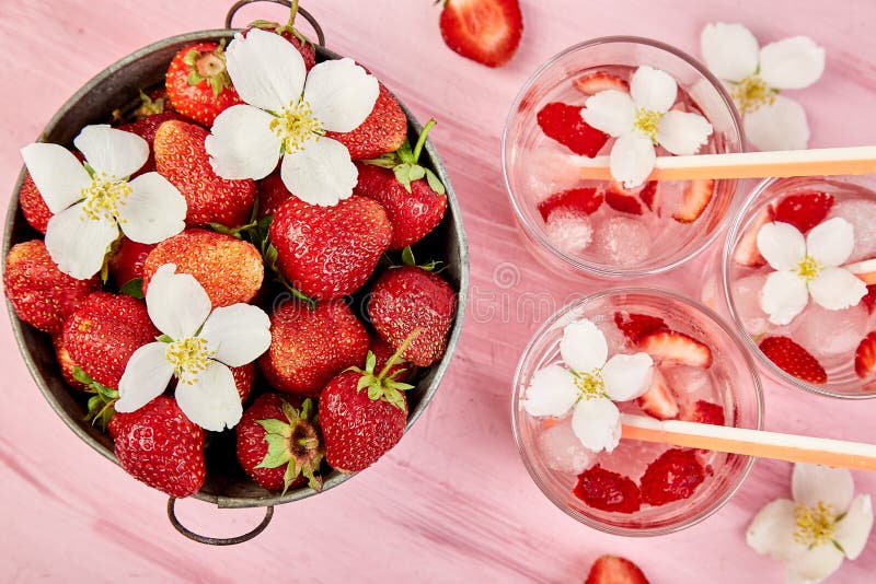 Agua del detox de la fresa con la flor del jazmín Bebida o té helada verano Limonada con la baya Agua condimentada en vidrios con foto de archivo libre de regalías Agua del detox de la fresa con la flor del jazmín Bebida o té helada verano Limonada con la baya Agua condimentada en vidrios con foto de archivo libre de regalías