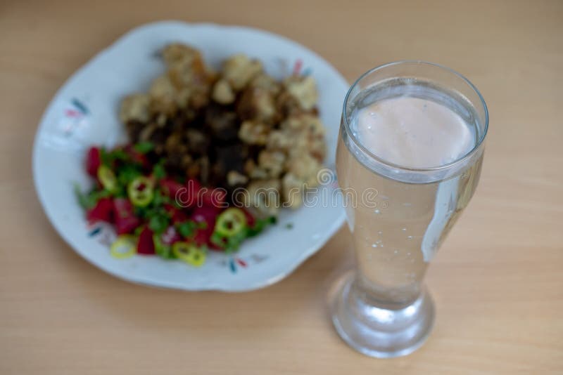Agua espumosa y deliciosa cena en un plato foto de archivo libre de regalías Agua espumosa y deliciosa cena en un plato foto de archivo libre de regalías