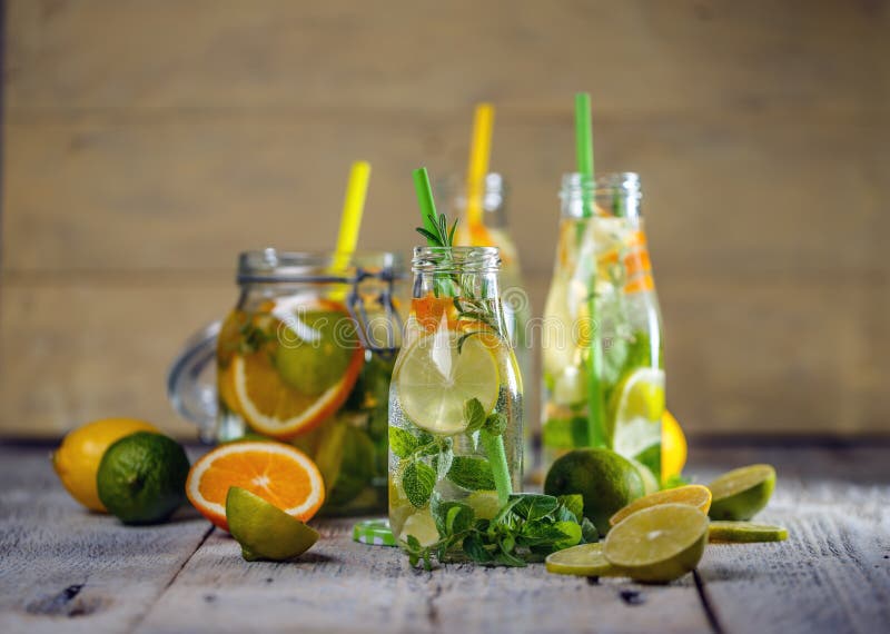 Agua fresca del limón imagen de archivo libre de regalías Agua fresca del limón imagen de archivo libre de regalías