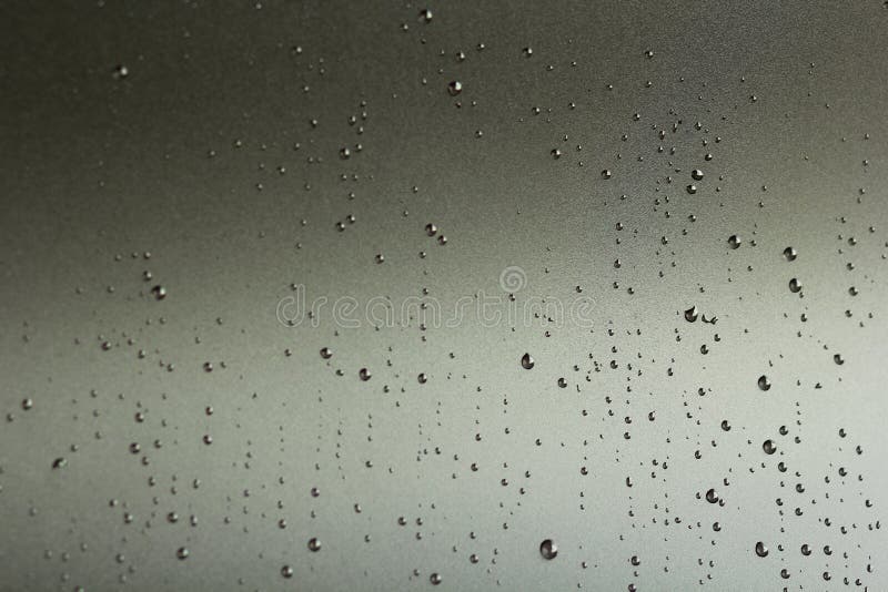 Agua/gotas de agua en superficie gris abstraiga el fondo fotos de archivo libres de regalías Agua/gotas de agua en superficie gris abstraiga el fondo fotos de archivo libres de regalías