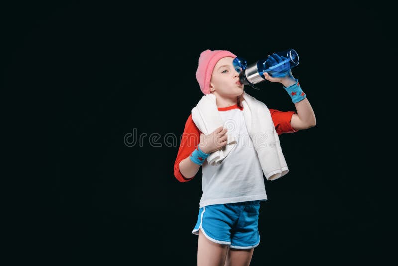 Agua potable de la muchacha deportiva linda de la botella fotos de archivo Agua potable de la muchacha deportiva linda de la botella fotos de archivo