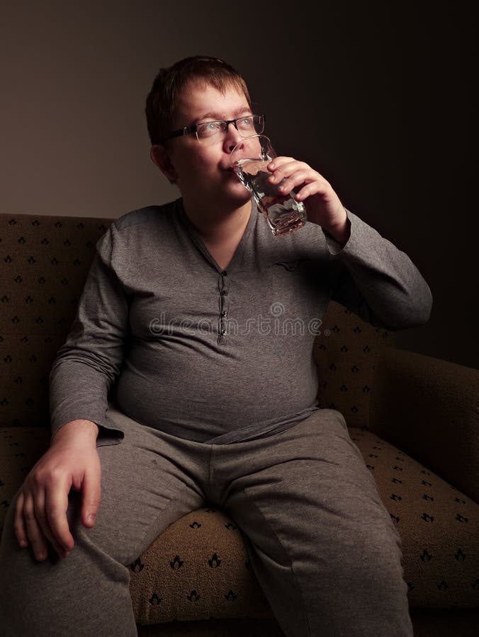 Agua Potable Del Hombre Gordo Imagen de archivo Imagen de comer