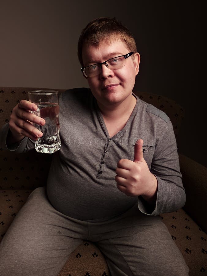 Agua Potable Del Hombre Gordo Imagen de archivo Imagen de beber, piel