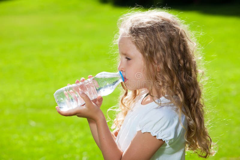Agua potable del niño fotografía de archivo