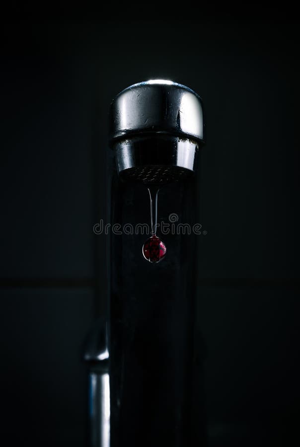 Agua potable del veneno fotografía de archivo libre de regalías Agua potable del veneno fotografía de archivo libre de regalías