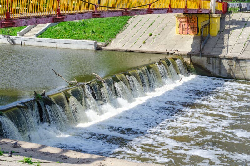 Agua que remolina salvaje lanzada de la presa de la ciudad imagen de archivo libre de regalías Agua que remolina salvaje lanzada de la presa de la ciudad imagen de archivo libre de regalías