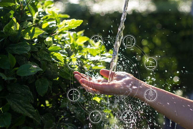 Agua que vierte en mano de la mujer con las fuentes de energía de los iconos para el desarrollo renovable, sostenible ecología