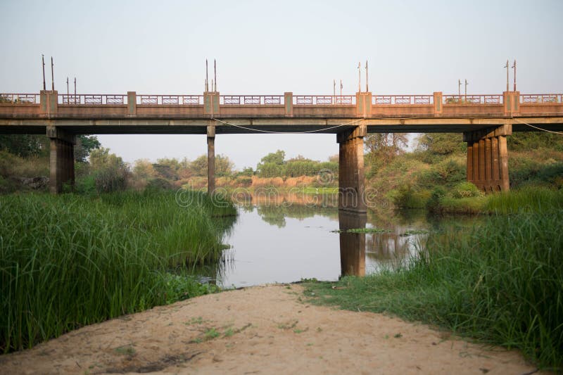 Agua, suelo, vegetación, puente imágenes de archivo libres de regalías Agua, suelo, vegetación, puente imágenes de archivo libres de regalías