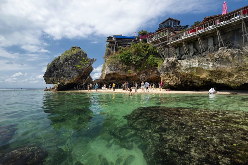 Agua transparente y cielo azul en Suluban Beach, Bali, Indonesia foto de archivo libre de regalías Agua transparente y cielo azul en Suluban Beach, Bali, Indonesia foto de archivo libre de regalías