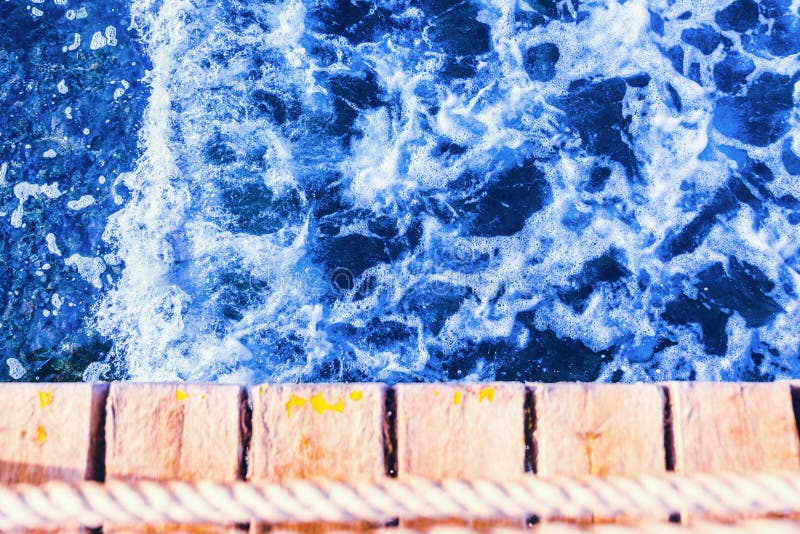 Aguas de mar vibrantes azules profundas con el embarcadero de madera foto de archivo libre de regalías Aguas de mar vibrantes azules profundas con el embarcadero de madera foto de archivo libre de regalías