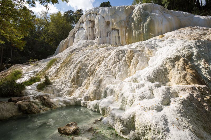 Aguas termales de Fosso Bianco en Bagni San Filippo fotos de archivo Aguas termales de Fosso Bianco en Bagni San Filippo fotos de archivo