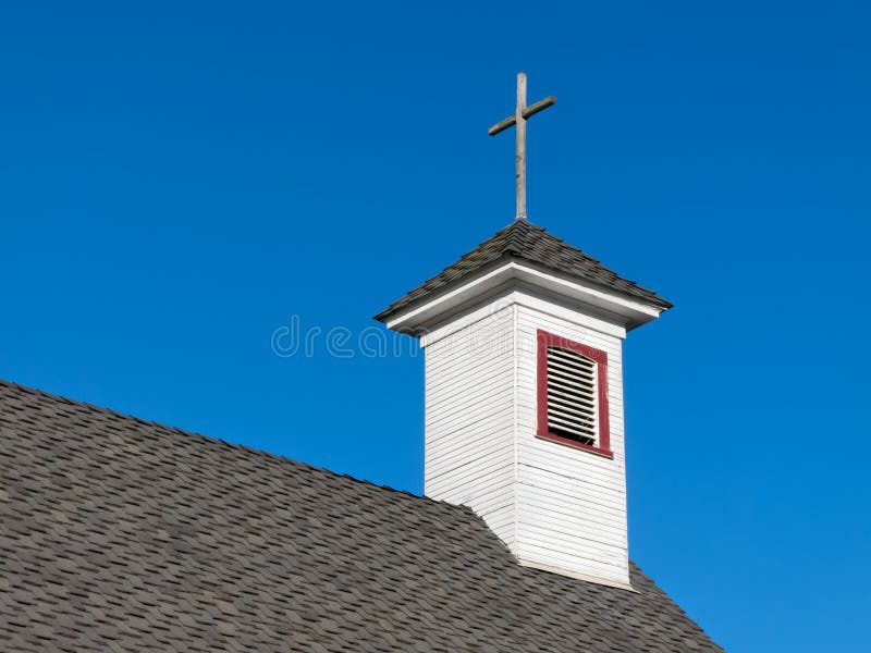 Aguja y campanario rurales blancos viejos de la iglesia