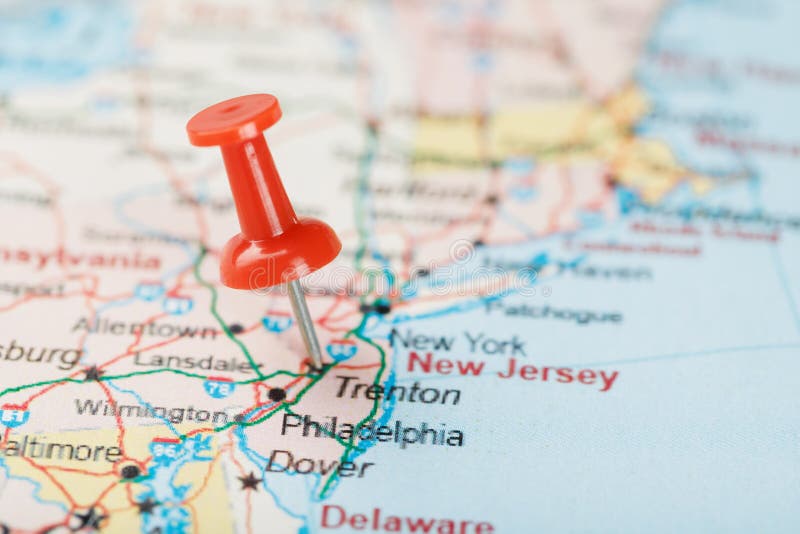 Agulha vermelha em um mapa dos EUA, South New Jersey e a capital Trenton. Fechar mapa de South New Jersey com tack vermelho fotos de stock Agulha vermelha em um mapa dos EUA, South New Jersey e a capital Trenton. Fechar mapa de South New Jersey com tack vermelho fotos de stock
