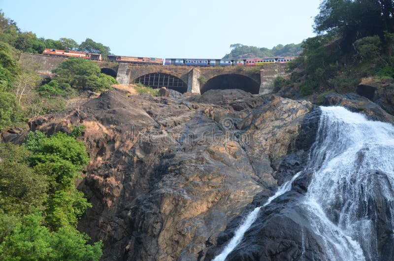 ah bizhyuteriyagoaindia handlar det indiska near havet kvinnor Vattenfall arkivfoto ah bizhyuteriyagoaindia handlar det indiska near havet kvinnor Vattenfall arkivfoto