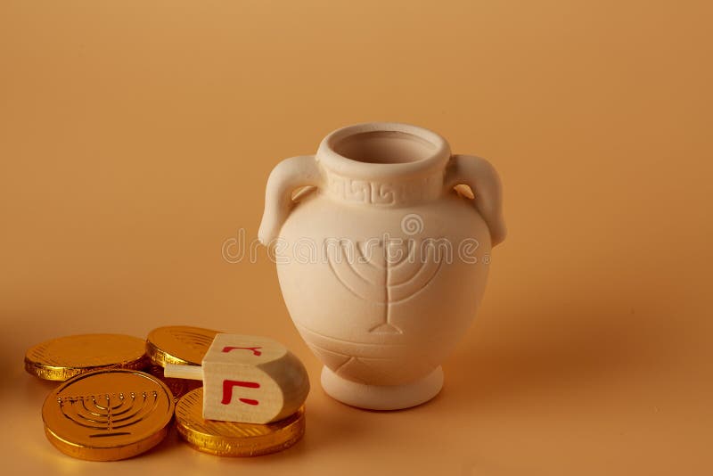 Ah gelt ή χρήματα ή νομίσματα με Hanukkah dreidel και μια κανάτα αργίλου Hanukkah Μετάφραση: Καλές διακοπές στοκ φωτογραφίες Ah gelt ή χρήματα ή νομίσματα με Hanukkah dreidel και μια κανάτα αργίλου Hanukkah Μετάφραση: Καλές διακοπές στοκ φωτογραφίες