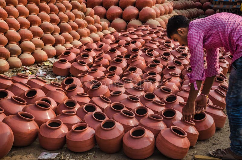 Closeup of potter's hands making clay water pot on pottery wheel. Clay pots  are used since ancient times and can be found in Indian subcontinent Stock  Photo - Alamy