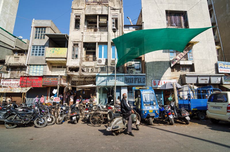 Ahmedabad, Índia - 28 de dezembro de 2014: Povos indianos na rua de Ahmedabad imagem de stock Ahmedabad, Índia - 28 de dezembro de 2014: Povos indianos na rua de Ahmedabad imagem de stock