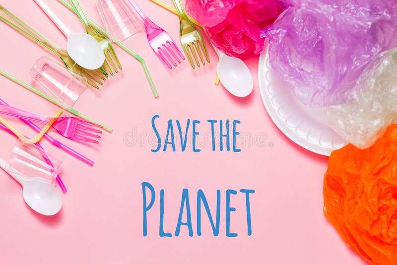 Ahorre el concepto del planeta: basura, las bolsas de plástico y basura plásticas Concepto de la contaminación del ambiente foto de archivo libre de regalías Ahorre el concepto del planeta: basura, las bolsas de plástico y basura plásticas Concepto de la contaminación del ambiente foto de archivo libre de regalías