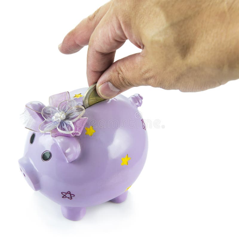 Ahorro, mano masculina que pone un dinero en la hucha aislada en el fondo blanco imagen de archivo libre de regalías Ahorro, mano masculina que pone un dinero en la hucha aislada en el fondo blanco imagen de archivo libre de regalías
