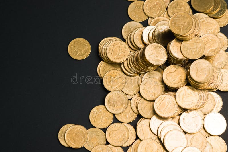 Ahorros, columnas cada vez mayores de las monedas, pilas de monedas dispuestas como foto de archivo Ahorros, columnas cada vez mayores de las monedas, pilas de monedas dispuestas como foto de archivo
