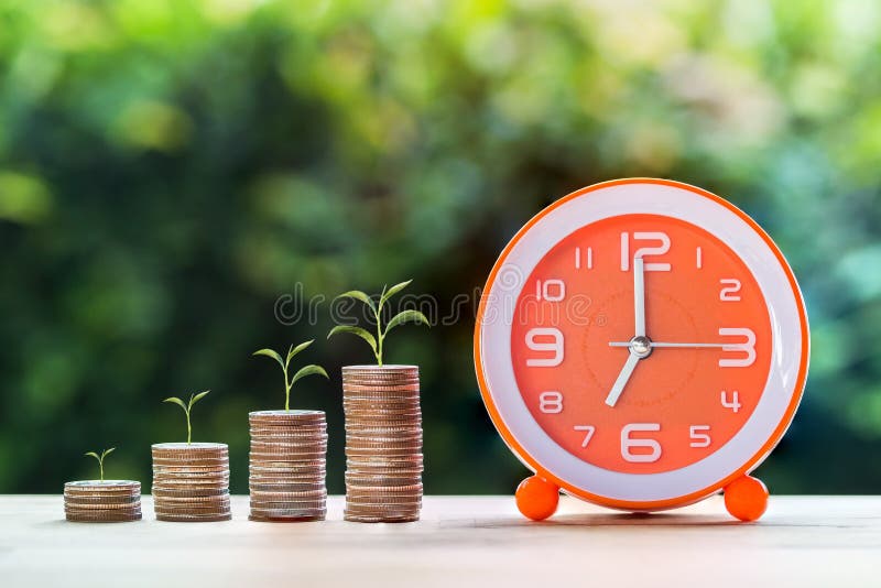 Ahorros y dinero de la gestión, inversión del dinero para de la vida del retiro el concepto en el futuro imagenes de archivo Ahorros y dinero de la gestión, inversión del dinero para de la vida del retiro el concepto en el futuro imagenes de archivo