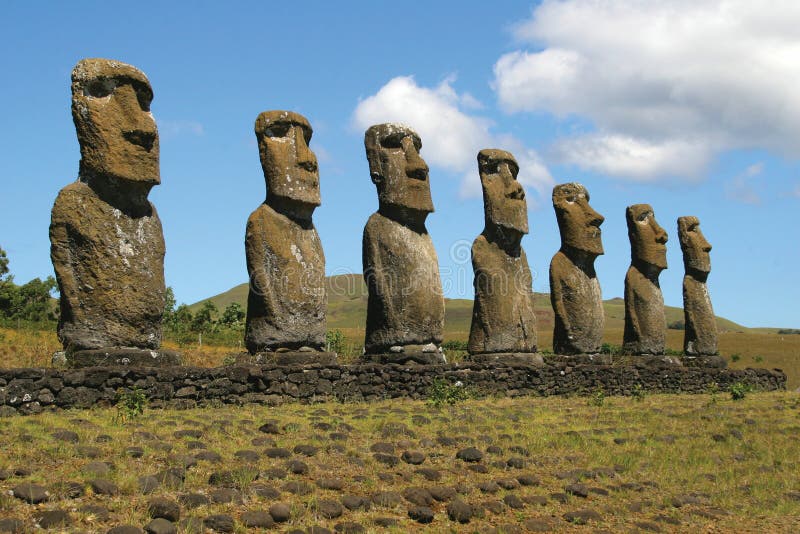 Ahu Akivi, isla de pascua fotografía de archivo libre de regalías Ahu Akivi, isla de pascua fotografía de archivo libre de regalías