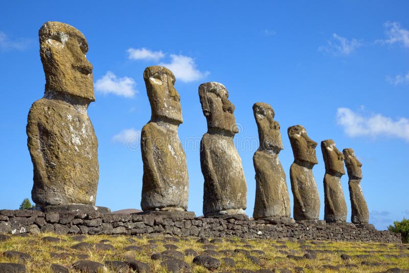Zobrazit sedmi Ahu Akivi Moai, které jsou jediná Moai na tvář moře, Rapa Nui, Velikonoční Ostrov, Chile.
