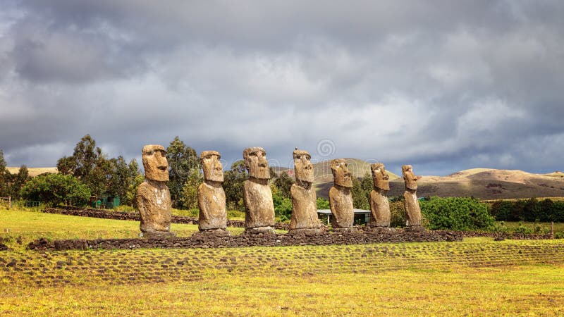 Ahu Akivi was eerste herstelde Ahu, moai zeven die RISI onder ogen zien royalty-vrije stock fotografie Ahu Akivi was eerste herstelde Ahu, moai zeven die RISI onder ogen zien royalty-vrije stock fotografie