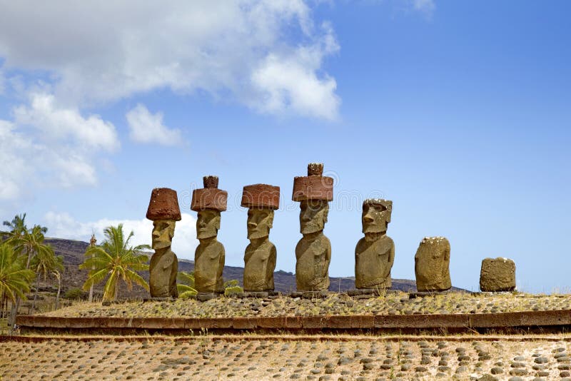 Ahu Nau Nau Moai statyer, Anakena strand, påskö, Chile royaltyfria foton
