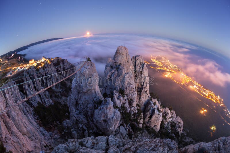 Ai-Pétri Notte, luna piena fotografia stock libera da diritti Ai-Pétri Notte, luna piena fotografia stock libera da diritti