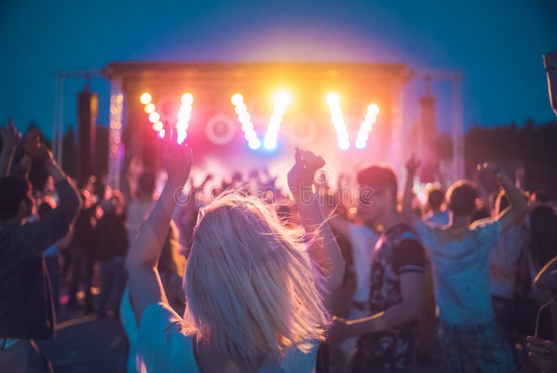 AIBLING MAU, ALEMANHA: menina na frente de uma fase em um festival em MAI 2017 imagem de stock royalty free AIBLING MAU, ALEMANHA: menina na frente de uma fase em um festival em MAI 2017 imagem de stock royalty free