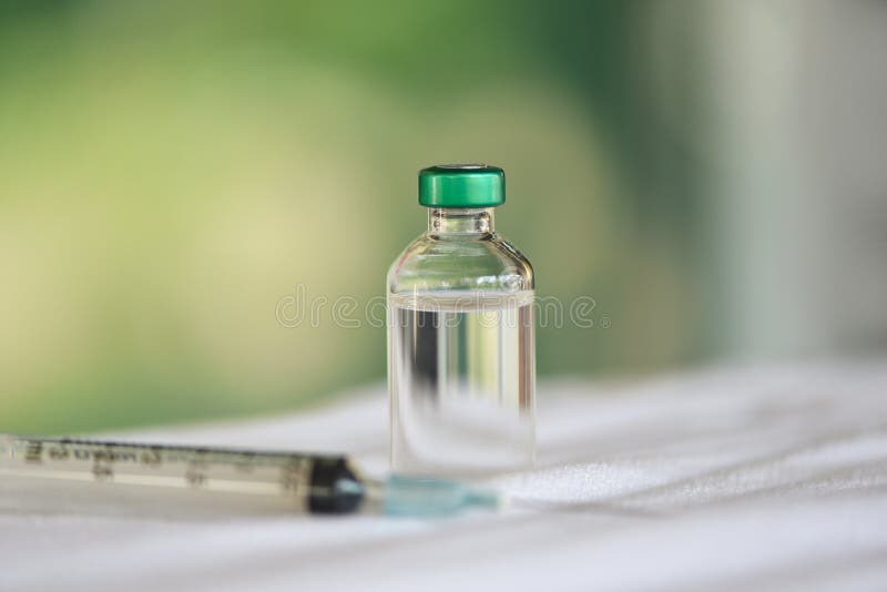 Aiguille d'injection de verre et de seringue à bouteilles de médecine sur la table - outil médical d'équipement de bouteille de d images stock Aiguille d'injection de verre et de seringue à bouteilles de médecine sur la table - outil médical d'équipement de bouteille de d images stock