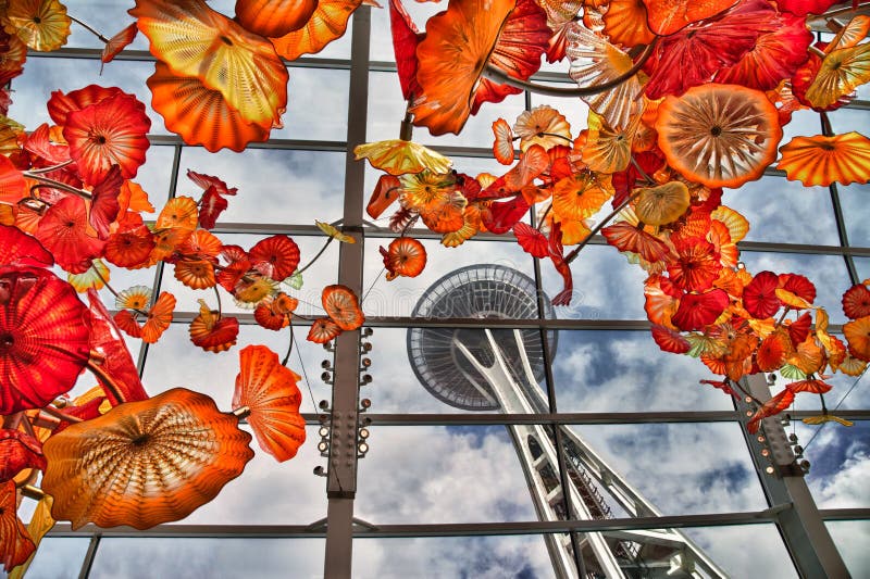 Aiguille de l'espace de Seattle comme vu de l'intérieur du jardin de Chihuly