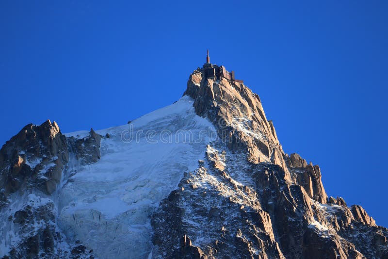 Aiguille du Midi in der Abendsonne, Mont Blanc-Gebirgsmassiv, Chamonix-Mont-Blanc, französische Alpen, Frankreich stockbild Aiguille du Midi in der Abendsonne, Mont Blanc-Gebirgsmassiv, Chamonix-Mont-Blanc, französische Alpen, Frankreich stockbild