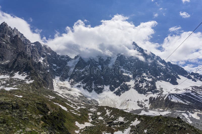 Aiguille du Midi wśród chmur Masyw Mont Blanc Alpy