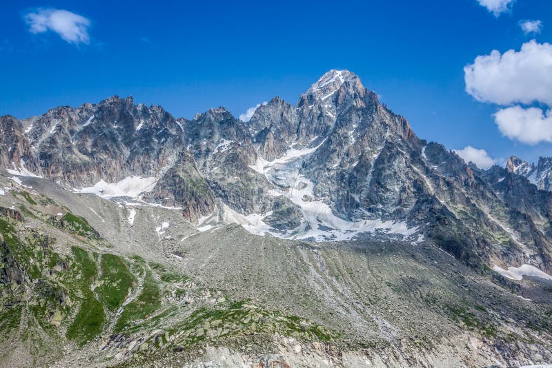 Aiguille du Moine (λ) και το Grande Rocheuse (γ) στο fre στοκ φωτογραφία με δικαίωμα ελεύθερης χρήσης