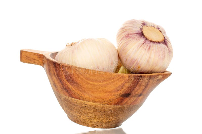 Ail jeune parfumé avec ustensiles de cuisine isolés sur fond noir blanc et vue supérieure macro. Fragrant jeune ail avec ustensiles de cuisine isolés sur fond noir blanc et vue du dessus macroail est une plante biennale de la famille des oignons. l'un des représentants les plus communs et les plus connus du genre oignon d'où provient son nom latin. une culture médicinale et alimentaire qui appartient aux épices et est un composant typique de plusieurs cuisines nationales du monde.