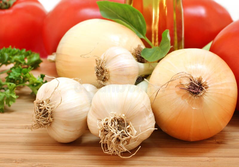 Ail, oignons, tomates et persil frais de jardin image libre de droits Ail, oignons, tomates et persil frais de jardin image libre de droits