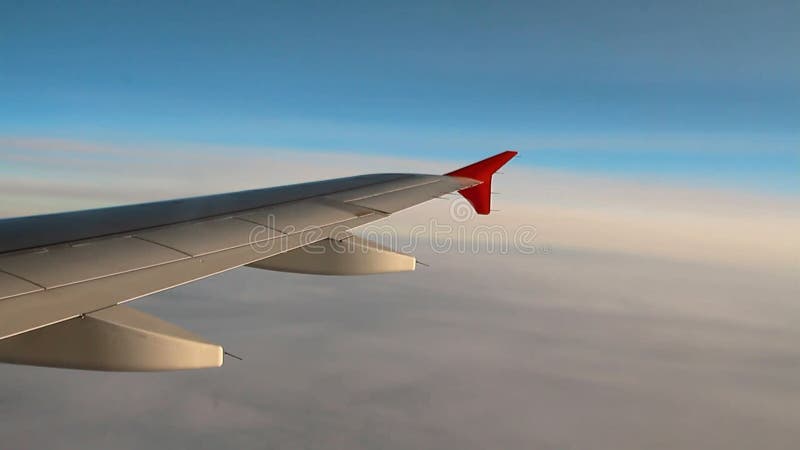 Aile d'avion de passagers et de croisement dense pendant le vol