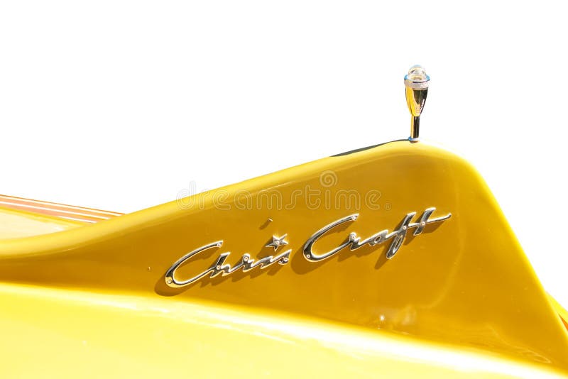 Aileron de queue jaune de fibre de verre d'un canot automobile en bois classique de Chris Craft Cobra - d'isolement - lac grand l photos stock Aileron de queue jaune de fibre de verre d'un canot automobile en bois classique de Chris Craft Cobra - d'isolement - lac grand l photos stock