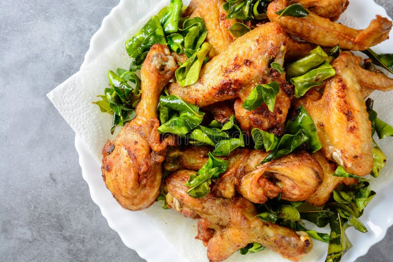 Ailes de poulet croustillantes frites avec des herbes images libres de droits Ailes de poulet croustillantes frites avec des herbes images libres de droits