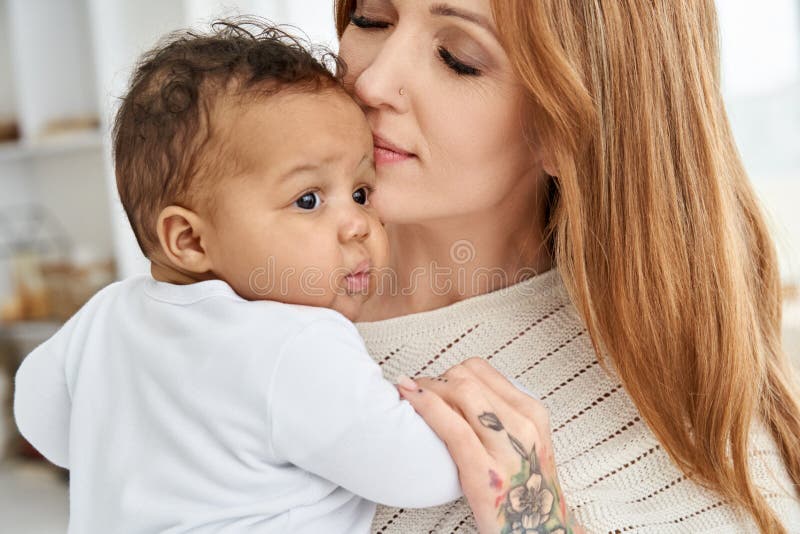 Aimer Mere Caucasienne Tenant Adorable Fille De Bebe Afro Americaine Image Stock Image Du Africain Heureux
