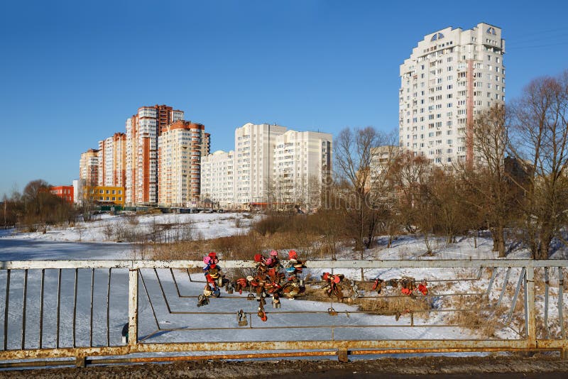 Aimez les serrures sur le pont dans la perspective d'un nouveau secteur résidentiel Balashikha, Russie photos libres de droits Aimez les serrures sur le pont dans la perspective d'un nouveau secteur résidentiel Balashikha, Russie photos libres de droits