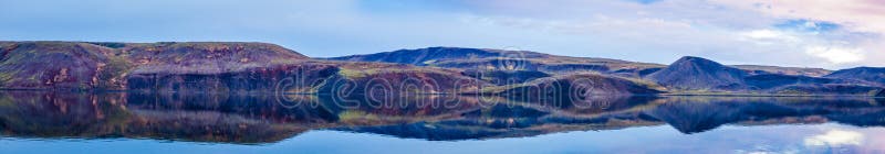 Ainda panorama do lago imagem de stock royalty free Ainda panorama do lago imagem de stock royalty free