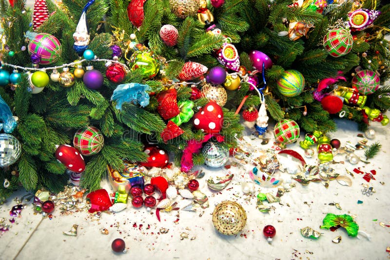 Ainda Vida Com árvore De Natal E As Bolas Quebradas Da Decoração Foto de  Stock - Imagem de esferas, infeliz: 45199384
