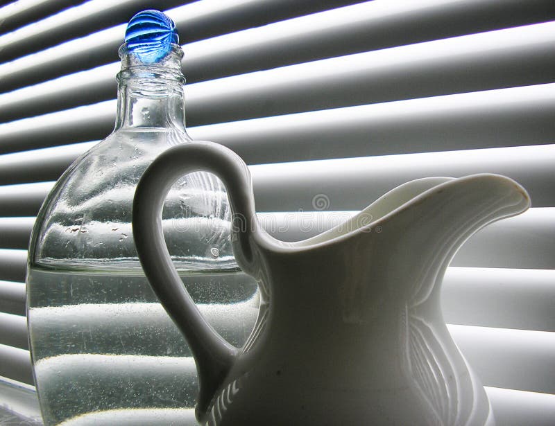 Natureza morta com esfera de vidro azul fotos de stock royalty free